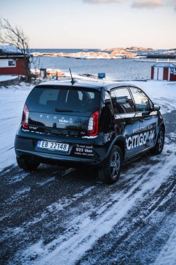 Tnsberg, Norveç - 9 Şubat 2021: siyah Skoda citigoe IV, elektrikli otomobil. Güneşli bir kış gününde yeni bir araba. 