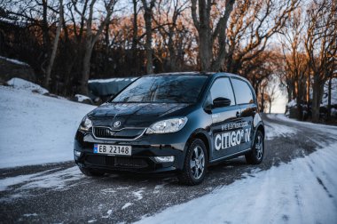 Tnsberg, Norveç - 9 Şubat 2021: siyah Skoda citigoe IV, elektrikli otomobil. Güneşli bir kış gününde yeni bir araba. 
