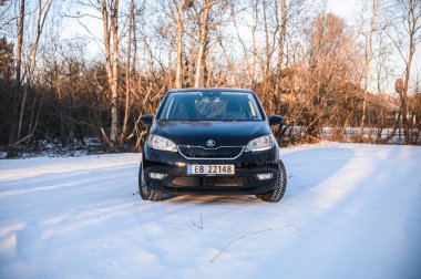 Tnsberg, Norveç - 9 Şubat 2021: siyah Skoda citigoe IV, elektrikli otomobil. Güneşli bir kış gününde yeni bir araba. 