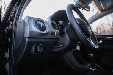 Tnsberg, Norveç - 9 Şubat 2021: siyah Skoda citigoe IV, elektrikli otomobil. Güneşli bir kış gününde yeni bir araba. 