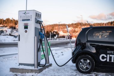 Tnsberg, Norveç - 9 Şubat 2021: siyah Skoda citigoe IV, elektrikli otomobil. Güneşli bir kış gününde yeni bir araba. 