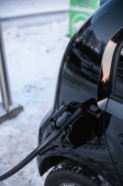 Tnsberg, Norveç - 9 Şubat 2021: siyah Skoda citigoe IV, elektrikli otomobil. Güneşli bir kış gününde yeni bir araba. 