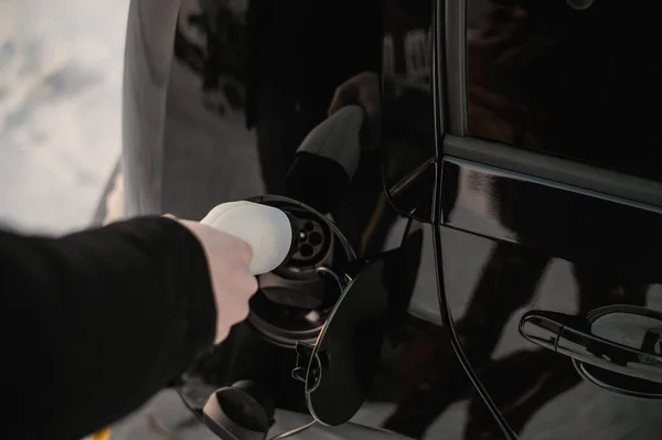 ノルウェーのTnsberg 2021年2月9日 黒シュコダ シティゴーIvは小型電気自動車です 晴れた冬の日の新車とオタクの男が車を充電している — ストック写真