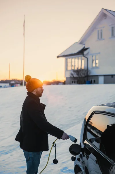 挪威Tnsberg 2021年2月9日 黑色Skoda Citigoe Iv是一款小型电动汽车 在一个阳光灿烂的冬日和一个书呆子一起开新车收费 — 图库照片