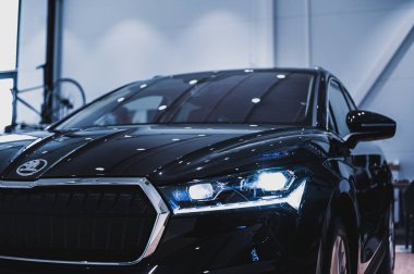 Tnsberg, Norveç - 11 Şubat 2021: siyah Skoda enyaq IV elektrikli SUV. Araba galerisinde yeni bir araba..