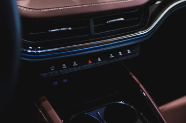 Tnsberg, Norveç - 11 Şubat 2021: siyah Skoda enyaq IV elektrikli SUV. Araba galerisinde yeni bir araba..