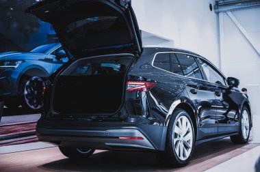 Tnsberg, Norveç - 11 Şubat 2021: siyah Skoda enyaq IV elektrikli SUV. Araba galerisinde yeni bir araba..