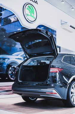 Tnsberg, Norveç - 11 Şubat 2021: siyah Skoda enyaq IV elektrikli SUV. Araba galerisinde yeni bir araba..