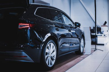 Tnsberg, Norveç - 11 Şubat 2021: siyah Skoda enyaq IV elektrikli SUV. Araba galerisinde yeni bir araba..