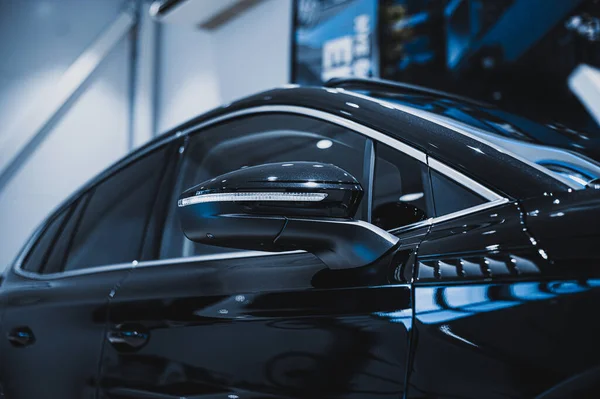 Tnsberg ノルウェー 2021年2月11日 黒シュコダEnyaq Ivは 超電気自動車です 車のディーラーショールームの新しい車 — ストック写真
