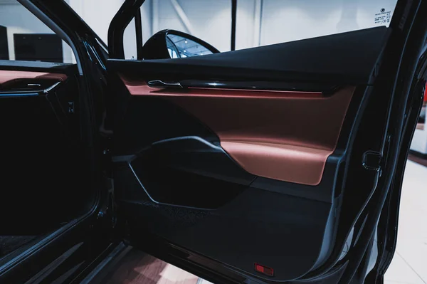 Tnsberg ノルウェー 2021年2月11日 黒シュコダEnyaq Ivは 超電気自動車です 車のディーラーショールームの新しい車 — ストック写真