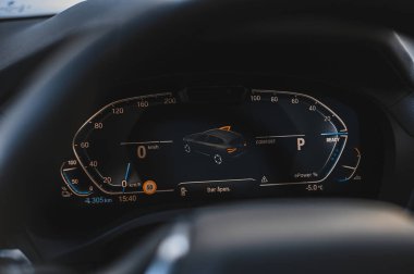 Tonsberg, Norveç - 13 Şubat 2021: Siyah BMW iX3 yeni bir SUV elektrikli otomobil