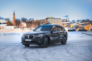 Tonsberg, Norveç - 13 Şubat 2021: Siyah BMW iX3 yeni bir SUV elektrikli otomobil