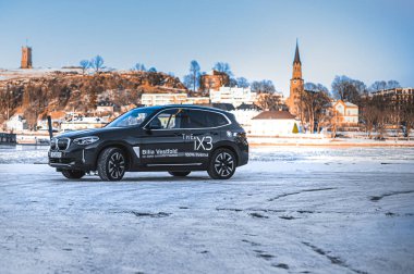 Tonsberg, Norveç - 13 Şubat 2021: Siyah BMW iX3 yeni bir SUV elektrikli otomobil