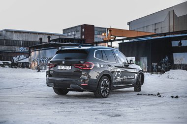 Tonsberg, Norveç - 13 Şubat 2021: Siyah BMW iX3 yeni bir SUV elektrikli otomobil