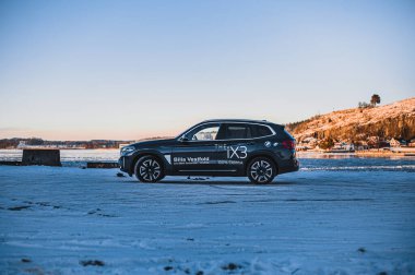 Tonsberg, Norveç - 13 Şubat 2021: Siyah BMW iX3 yeni bir SUV elektrikli otomobil