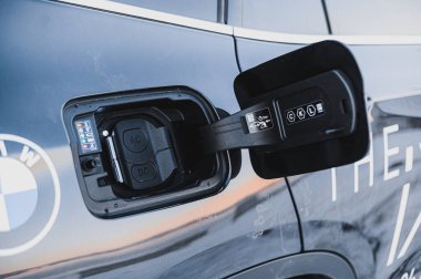 Tonsberg, Norveç - 13 Şubat 2021: Siyah BMW iX3 yeni bir SUV elektrikli otomobil