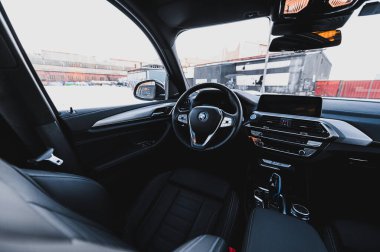 Tonsberg, Norveç - 13 Şubat 2021: Siyah BMW iX3 yeni bir SUV elektrikli otomobil