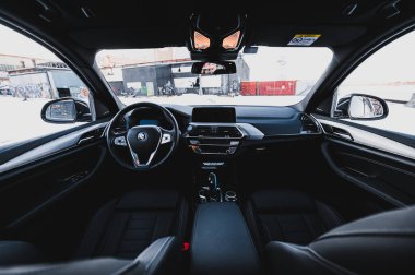 Tonsberg, Norveç - 13 Şubat 2021: Siyah BMW iX3 yeni bir SUV elektrikli otomobil