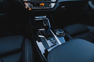 Tonsberg, Norveç - 13 Şubat 2021: Siyah BMW iX3 yeni bir SUV elektrikli otomobil