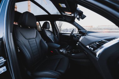 Tonsberg, Norveç - 13 Şubat 2021: Siyah BMW iX3 yeni bir SUV elektrikli otomobil