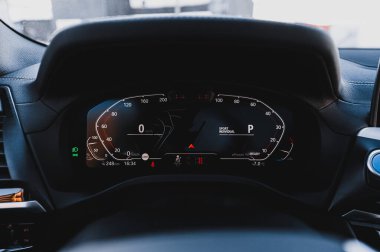 Tonsberg, Norveç - 13 Şubat 2021: Siyah BMW iX3 yeni bir SUV elektrikli otomobil