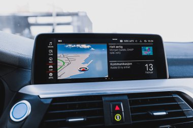 Tonsberg, Norveç - 13 Şubat 2021: Siyah BMW iX3 yeni bir SUV elektrikli otomobil