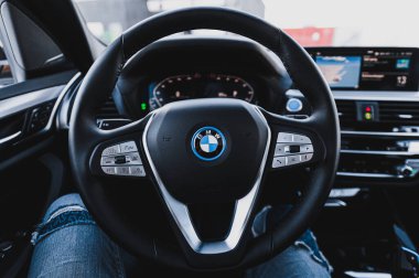 Tonsberg, Norveç - 13 Şubat 2021: Siyah BMW iX3 yeni bir SUV elektrikli otomobil