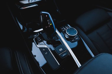 Tonsberg, Norveç - 13 Şubat 2021: Siyah BMW iX3 yeni bir SUV elektrikli otomobil