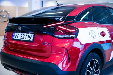 Tonsberg, Norveç - 24 Şubat 2021: Red Citroen eC4 elektrikli arazi aracı. Araba galerisinde yeni bir araba. 