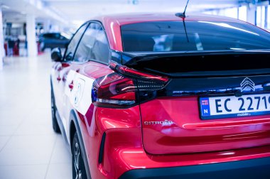 Tonsberg, Norveç - 24 Şubat 2021: Red Citroen eC4 elektrikli arazi aracı. Araba galerisinde yeni bir araba. 