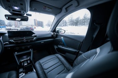 Tonsberg, Norveç - 24 Şubat 2021: Red Citroen eC4 elektrikli arazi aracı. Araba galerisinde yeni bir araba. 