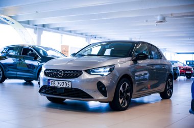 Tonsberg, Norveç - 24 Şubat 2021: Silver Opel corsa-e, elektrikli otomobil. Araba galerisinde yeni bir araba..