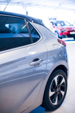 Tonsberg, Norveç - 24 Şubat 2021: Silver Opel corsa-e, elektrikli otomobil. Araba galerisinde yeni bir araba..