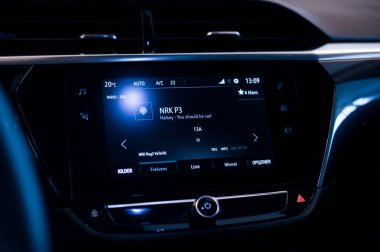 Tonsberg, Norveç - 24 Şubat 2021: Silver Opel corsa-e, elektrikli otomobil. Araba galerisinde yeni bir araba..