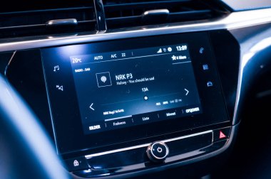 Tonsberg, Norveç - 24 Şubat 2021: Silver Opel corsa-e, elektrikli otomobil. Araba galerisinde yeni bir araba..