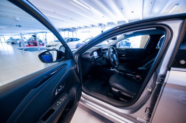 Tonsberg, Norveç - 24 Şubat 2021: Silver Opel corsa-e, elektrikli otomobil. Araba galerisinde yeni bir araba..