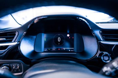 Tonsberg, Norveç - 24 Şubat 2021: Silver Opel corsa-e, elektrikli otomobil. Araba galerisinde yeni bir araba..