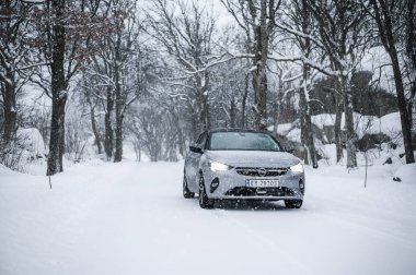 Tonsberg, Norveç - 24 Şubat 2021: Silver Opel corsa-e, elektrikli otomobil. Araba galerisinde yeni bir araba..
