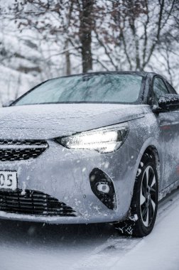 Tonsberg, Norveç - 24 Şubat 2021: Silver Opel corsa-e, elektrikli otomobil. Araba galerisinde yeni bir araba..