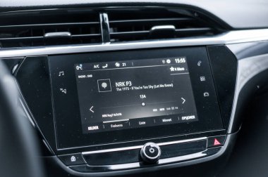 Tonsberg, Norveç - 24 Şubat 2021: Silver Opel corsa-e, elektrikli otomobil. Araba galerisinde yeni bir araba..