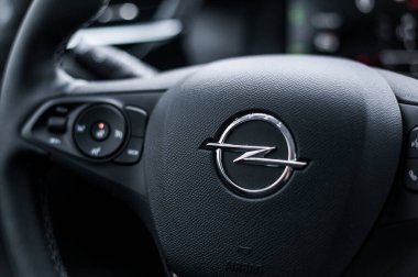 Tonsberg, Norveç - 24 Şubat 2021: Silver Opel corsa-e, elektrikli otomobil. Araba galerisinde yeni bir araba..