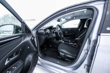 Tonsberg, Norveç - 24 Şubat 2021: Silver Opel corsa-e, elektrikli otomobil. Araba galerisinde yeni bir araba..