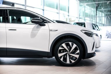 Horten, Norveç - 27 Şubat 2021: Saf beyaz VOLKSWAGEN VW ID.4, MEB platformu tabanlı bir SUV elektrikli otomobildir. Galeride yeni bir araba.. 