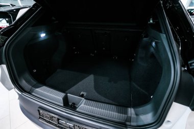 Horten, Norveç - 27 Şubat 2021: Saf beyaz VOLKSWAGEN VW ID.4, MEB platformu tabanlı bir SUV elektrikli otomobildir. Galeride yeni bir araba.. 