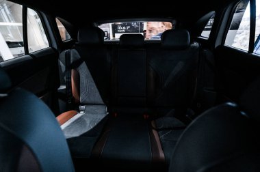 Horten, Norveç - 27 Şubat 2021: Saf beyaz VOLKSWAGEN VW ID.4, MEB platformu tabanlı bir SUV elektrikli otomobildir. Galeride yeni bir araba.. 