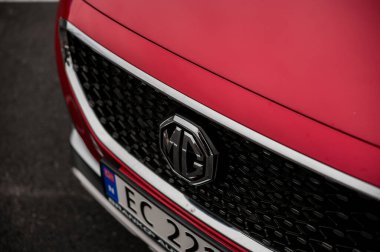 Nttery, Norveç - 27 Şubat 2021: Şeker kırmızısı elektrikli araba MG ZS EV bir arazi aracı.