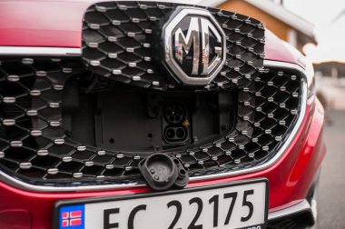 Nttery, Norveç - 27 Şubat 2021: Şeker kırmızısı elektrikli araba MG ZS EV bir arazi aracı.