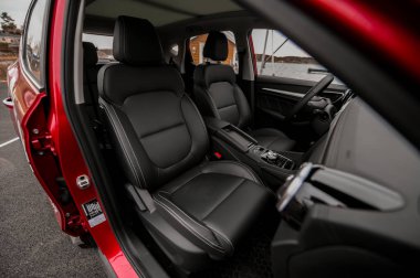 Nttery, Norveç - 27 Şubat 2021: Şeker kırmızısı elektrikli araba MG ZS EV bir arazi aracı.