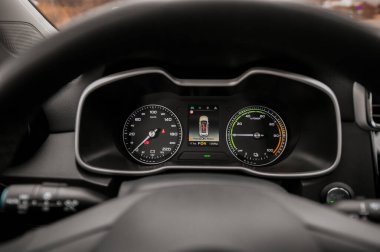 Nttery, Norveç - 27 Şubat 2021: Şeker kırmızısı elektrikli araba MG ZS EV bir arazi aracı.